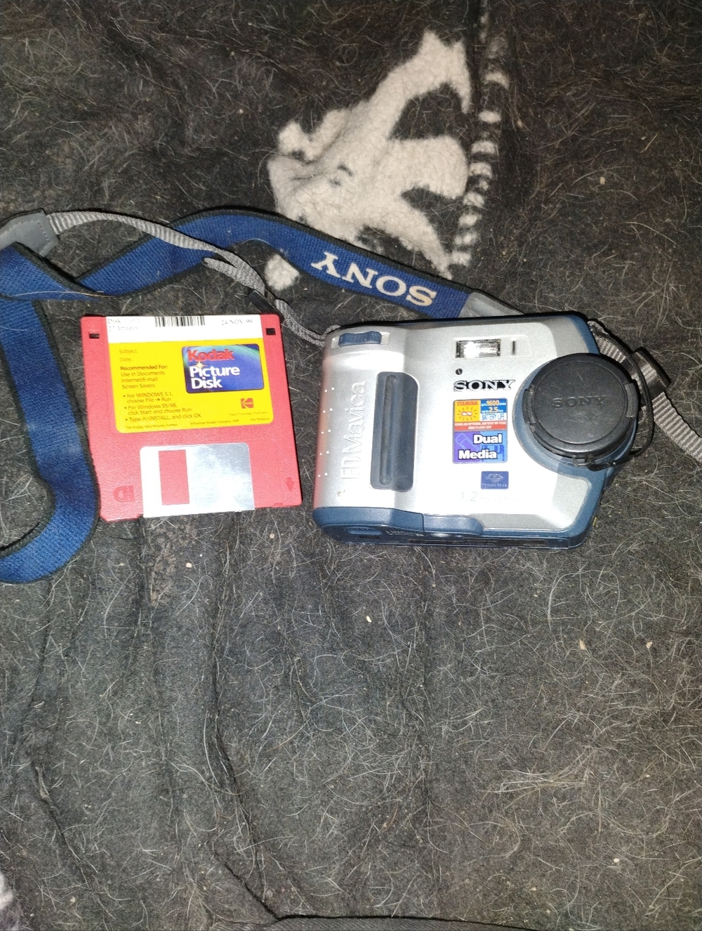 Sony FD Mavica MVC-FD100 Digital Still Camera w/ 3.5 Floppy NO BATTERY UNTESTED